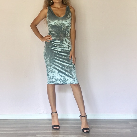 Dresses & Skirts - Velvet midi dress